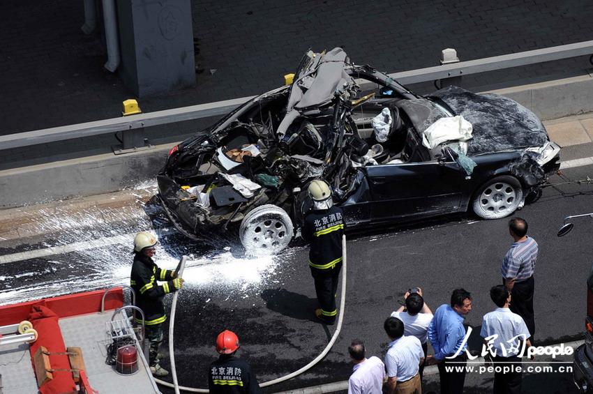 北京大客車追尾碾壓奧迪司機(jī)被困車中。