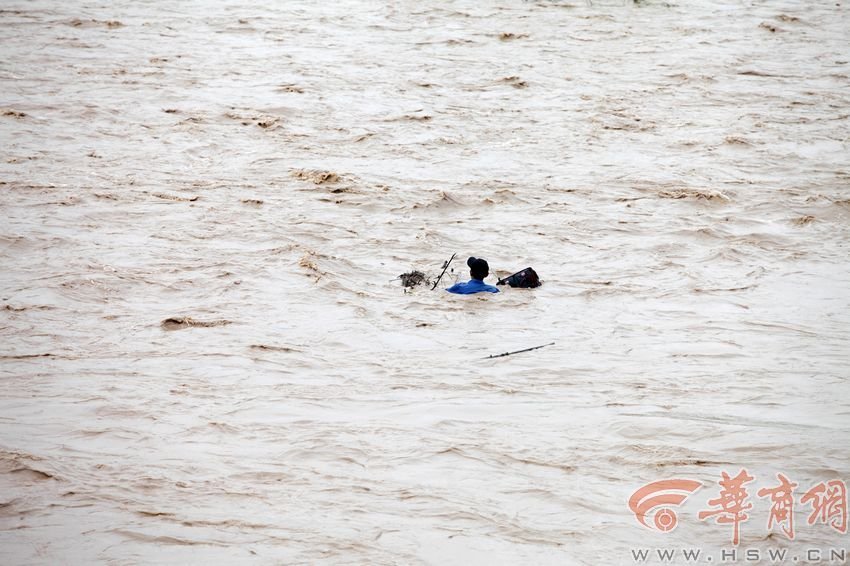 消防官兵試圖將救援的繩索扔到河中央，然而嘗試幾次都失敗。此時(shí)，河水已經(jīng)淹沒到四周，男子在一平方米的“