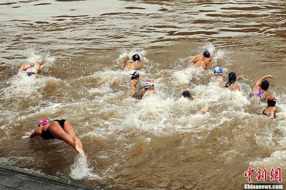 圖為參加搶渡賽的女選手們劈波斬浪。中新社發(fā) 張暢 攝