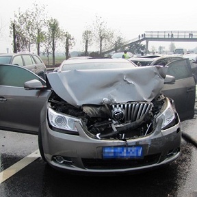 四川成樂(lè)高速6車追尾