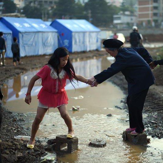 實(shí)拍廢墟中的愛(ài)