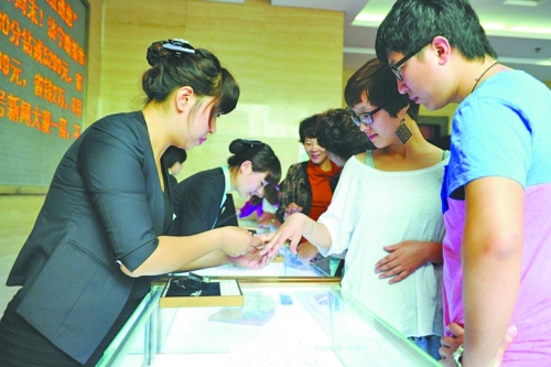 在北上廣等一線城市，鉆戒價格與國際接軌，價格不高，引發(fā)市民搶購潮。