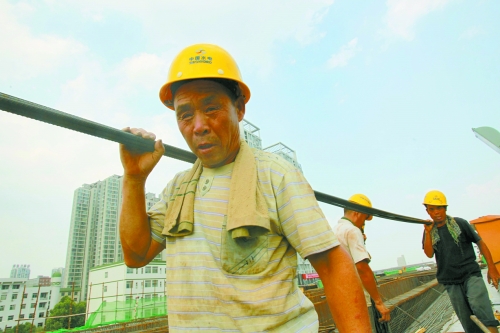 農(nóng)民工工作辛苦，權(quán)益理應(yīng)有保障。