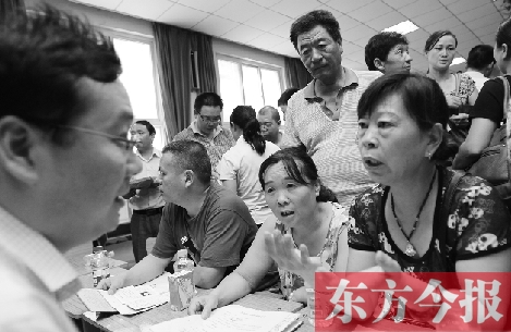 帶著孩子小升初的諸多疑問，眾多家長（右）向教育部門咨詢