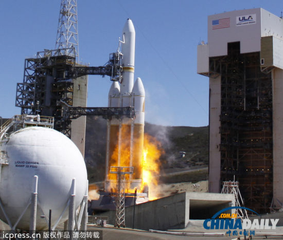 地時(shí)間2013年8月28日,在美國(guó)加州范登堡空軍基地,美國(guó)最大的“德?tīng)査蘒V”型重型火箭發(fā)射升空,將一顆機(jī)密間諜衛(wèi)星送入太空。 地時(shí)間2013年8月28日,在美國(guó)加州范登堡空軍基地,美國(guó)最大的“德?tīng)査蘒V”型重型火箭發(fā)射升空,將一顆機(jī)密間諜衛(wèi)星送入太空。