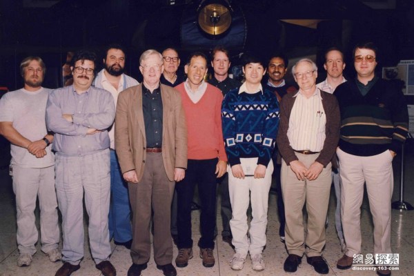 圖為照顧旅行者的工作人員。