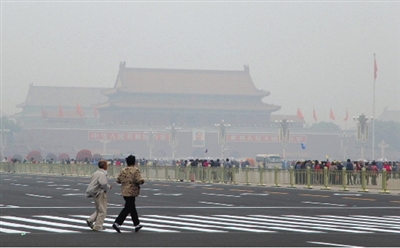 9月29日，游客行走在天安門廣場西側(cè)路上，當日霧霾嚴重。