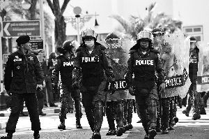 泰警察出動。