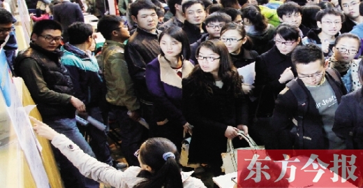 大學(xué)生在招聘會上找工作，對用人單位提供的薪資標(biāo)準(zhǔn)都會格外留意