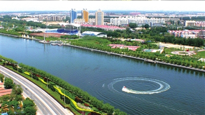 清澈的運河水及兩岸綠色。