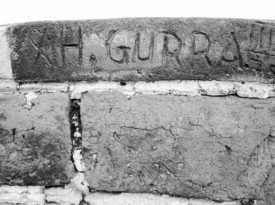 　　圖為長城城墻上的刻痕。記者 王昊魁攝　