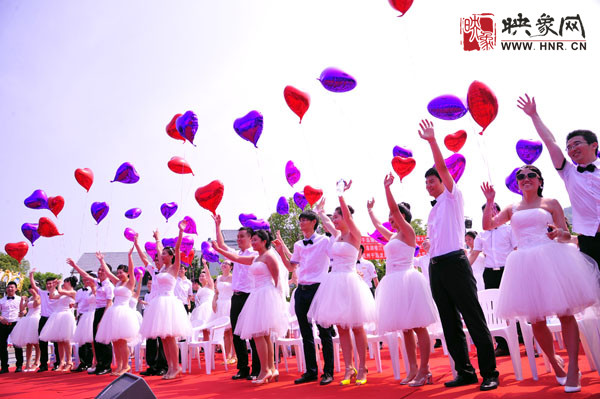 初夏喜宴八方客,千島笑迎粉佳人。