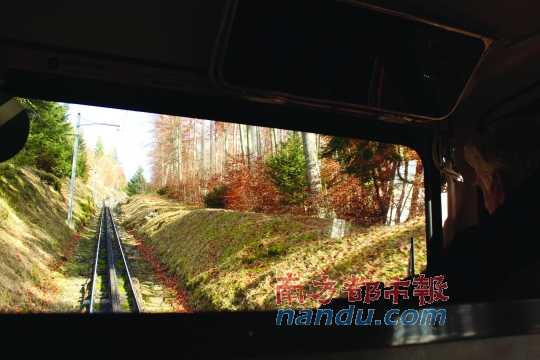 小火車一路向上，沖破云層，豁然開朗，乘客們的歡呼聲適時響起，一切漸入佳境。