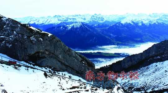  齒軌火車在皮拉圖斯山上穿行，如同紅色的龍在山中游弋。