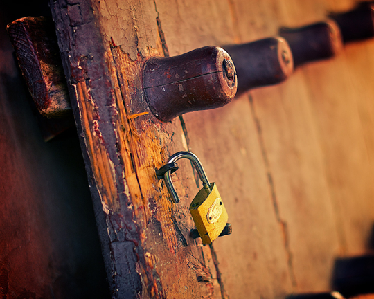 木門斑駁、銅鎖閑掛