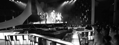 　　晚上的clubmed里有各種歡樂演出。　