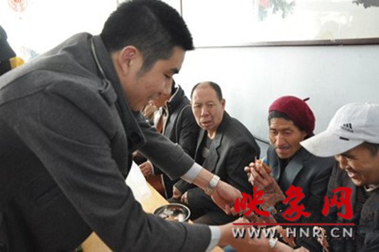 　　“韓胖子”千只茶香雞茶香鴨捐贈環(huán)衛(wèi)工人、農(nóng)民工學(xué)子和鄭州市社會福利院。