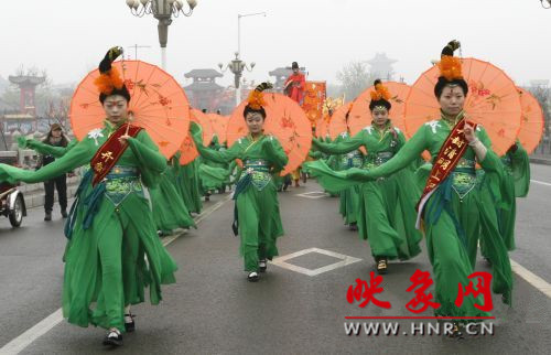 　　3月30日上午,開封市舉行2013中國(開封)清明文化節(jié)踏春巡游活動?！?　　