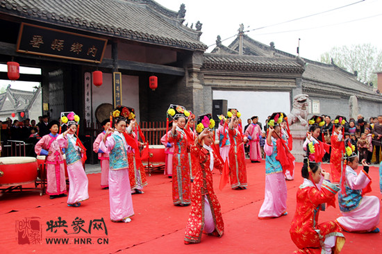 游客參觀清明小長(zhǎng)假新推出的本土特色節(jié)目《鼓樂(lè)迎賓》。