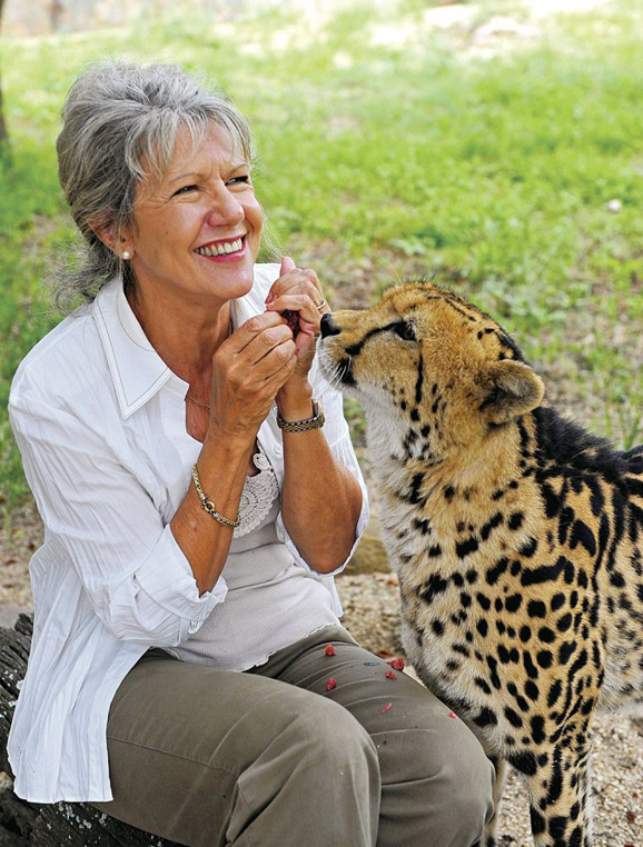 　　自然保護(hù)區(qū)、瀕危動(dòng)物 中心、奢華營(yíng)地酒店,無一不是Lente女士熱愛動(dòng)物和大自然的杰作