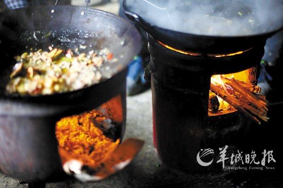 　　吃幾頓土家飯,喝幾杯土家酒,嘗幾塊土家肉。