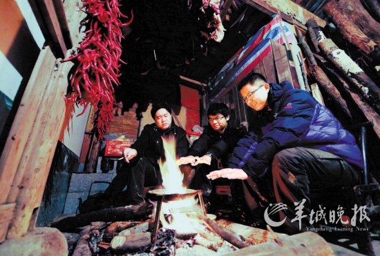 　　在土家人吊腳樓小住的那個(gè)夜晚,讓我想起了外婆家。