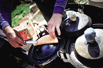 榆林街頭的特色小吃——攤餭(huáng)。