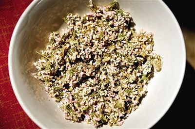 作為香料的扎蒙是一種陜北常見(jiàn)的細(xì)碎野花。