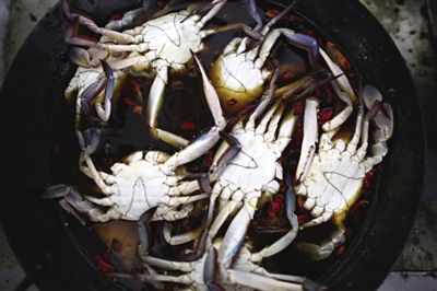 青蟹需用鹽水腌漬8個(gè)小時(shí)。