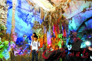 五光十色的封開(kāi)龍山溶洞步移景換,令人贊嘆。