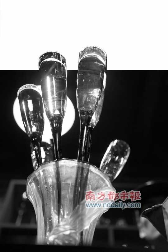 調(diào)制好的雞尾酒倒在造型奇特的玻璃杯中。