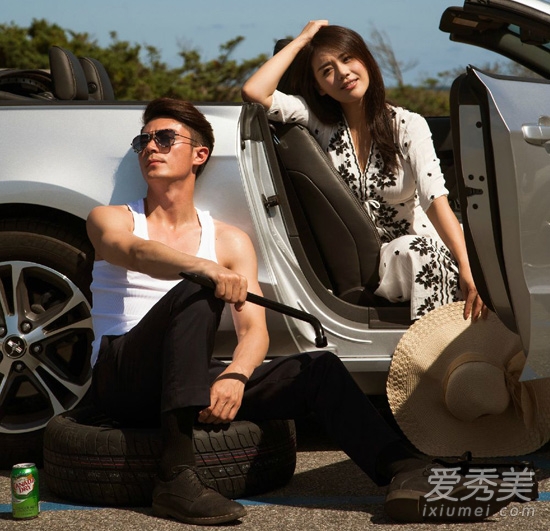 白色連衣裙配黑色花紋，個性優(yōu)雅