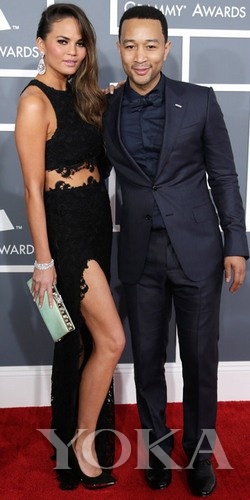 約翰·傳奇和女友Chrissy Teigen，Chrissy身穿Joy Cioci