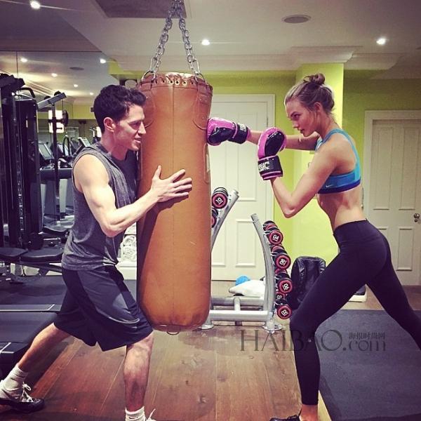 超?？ɡ颉た藙谒?(Karlie Kloss) 近期健身私照