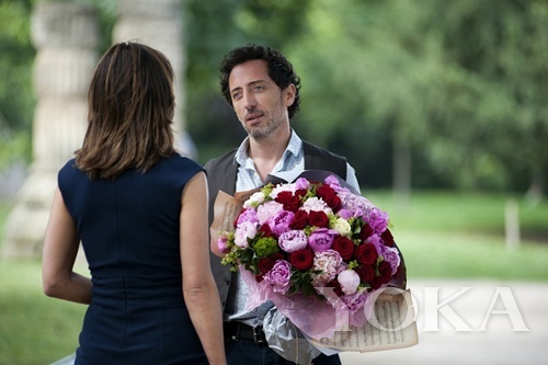 背影的完美同樣重要，衣服上的橫紋說(shuō)明太緊繃、手肘處的橫紋說(shuō)明肌質(zhì)老化。