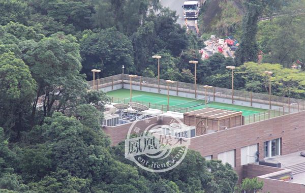 林青霞1994年6月29日嫁給香港商人邢李源，淡出影壇。林青霞婚后樂于相夫教女，其丈夫于2010年退