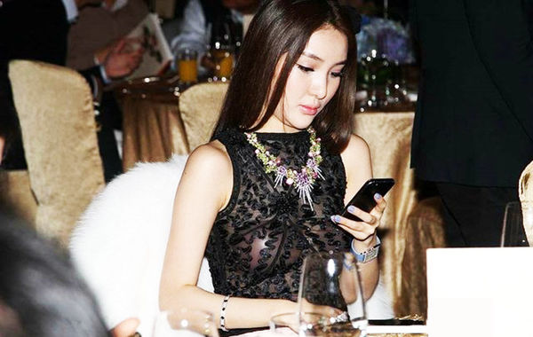 2013年11月30日，郭美美出席保利珠寶拍賣活動，現(xiàn)場郭美美一席透視的上衣性感現(xiàn)身，胸前乳貼顯露無