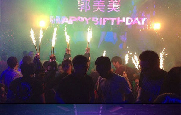 2013年6月16日下午，郭美美在網(wǎng)上曬出一組慶生照。通過照片可以看出，酒吧的巨大舞池中燃放焰火