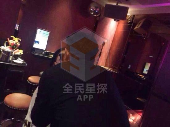 網(wǎng)絡(luò)曝光的田源激吻照，田源稱是角度問(wèn)題