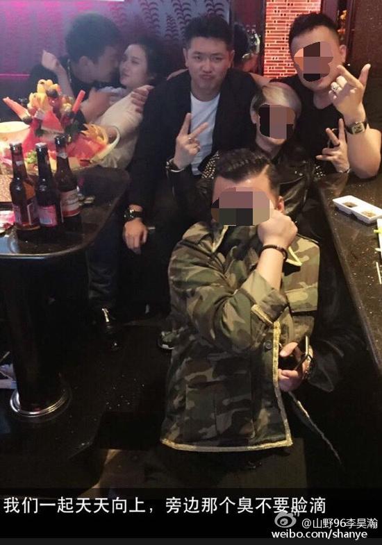 田源朋友辟謠稱左側(cè)抱著女子親吻的是田源的發(fā)小，女子的男友。