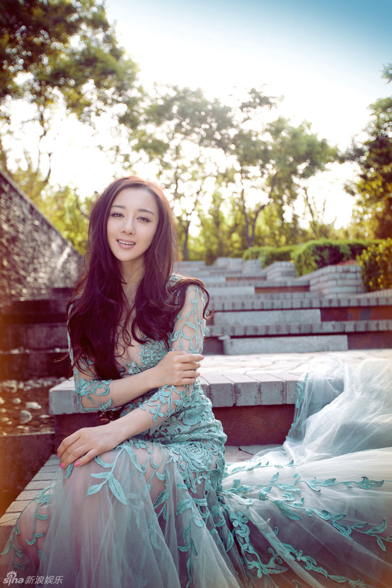 李依曉華麗展現(xiàn)虞美人典雅氣質