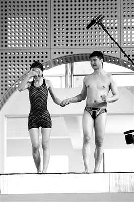 蔡卓妍進行《中國星跳躍》的訓練，她在教練田亮的陪伴下走上跳臺，但仍嚇得不敢往下看。 實習生 翟超 攝