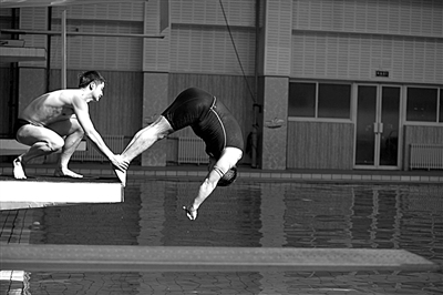 田亮正在給陳光標把關、塑形。