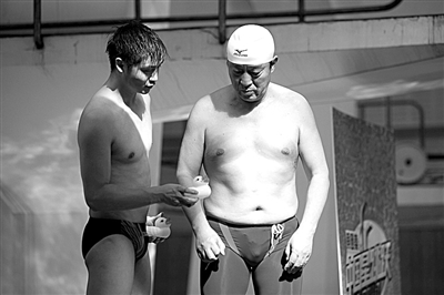 田亮給牛群解釋小鴨子的用途。