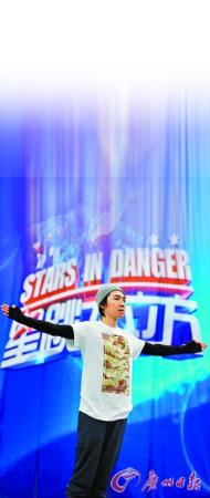 俞灝明以一個干凈利落的動作從3米臺一躍而下。