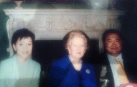 楊瀾丈夫公布與撒切爾夫人合影。