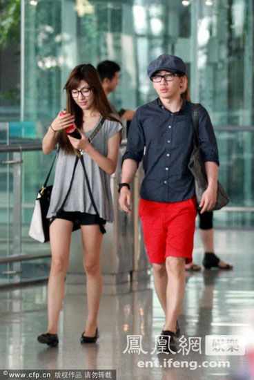 劉謙與女友現(xiàn)身機場 劉謙與女友現(xiàn)身機場