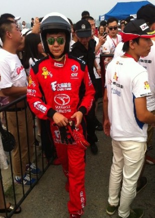 李晨撞車后看起來并無大礙，調(diào)整狀態(tài)繼續(xù)比賽。