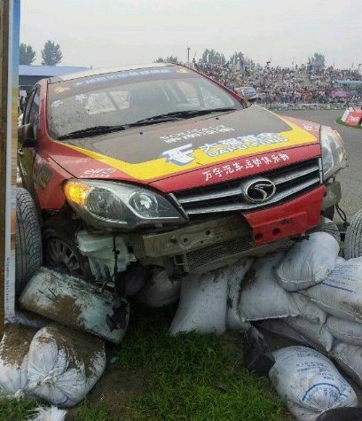 　賽車損壞嚴(yán)重基本報廢