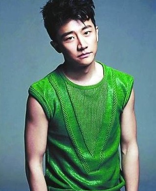 黃軒說起緋聞爆發(fā)的一剎那，語氣里還有點(diǎn)憤憤然。